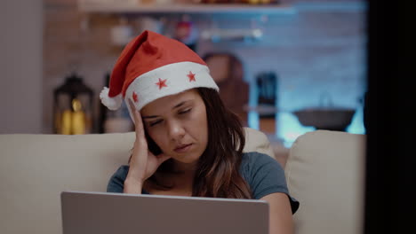 Cerca-De-Un-Adulto-Somnoliento-Mirando-Una-Computadora-Portátil-En-Nochebuena