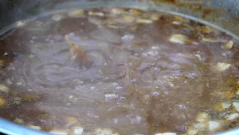 la sopa se hierve a fuego lento en una olla - cámara lenta