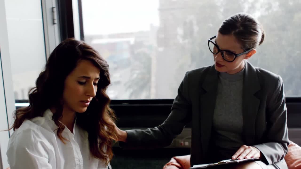 consejero consolando a una mujer deprimida