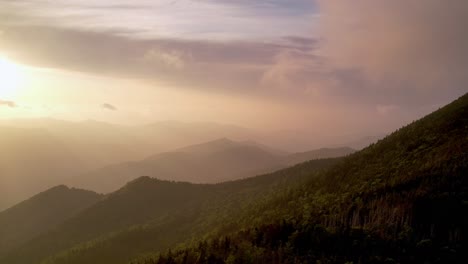 Extracción-Aérea-Desde-La-Cordillera-Azul-Y-Las-Montañas-Apalaches-Al-Atardecer