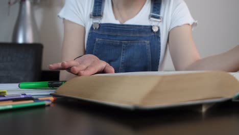 Niña-Pasando-Las-Páginas-Del-Libro