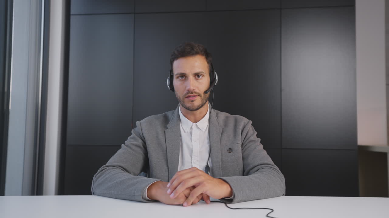 Uomo d'affari in videoconferenza