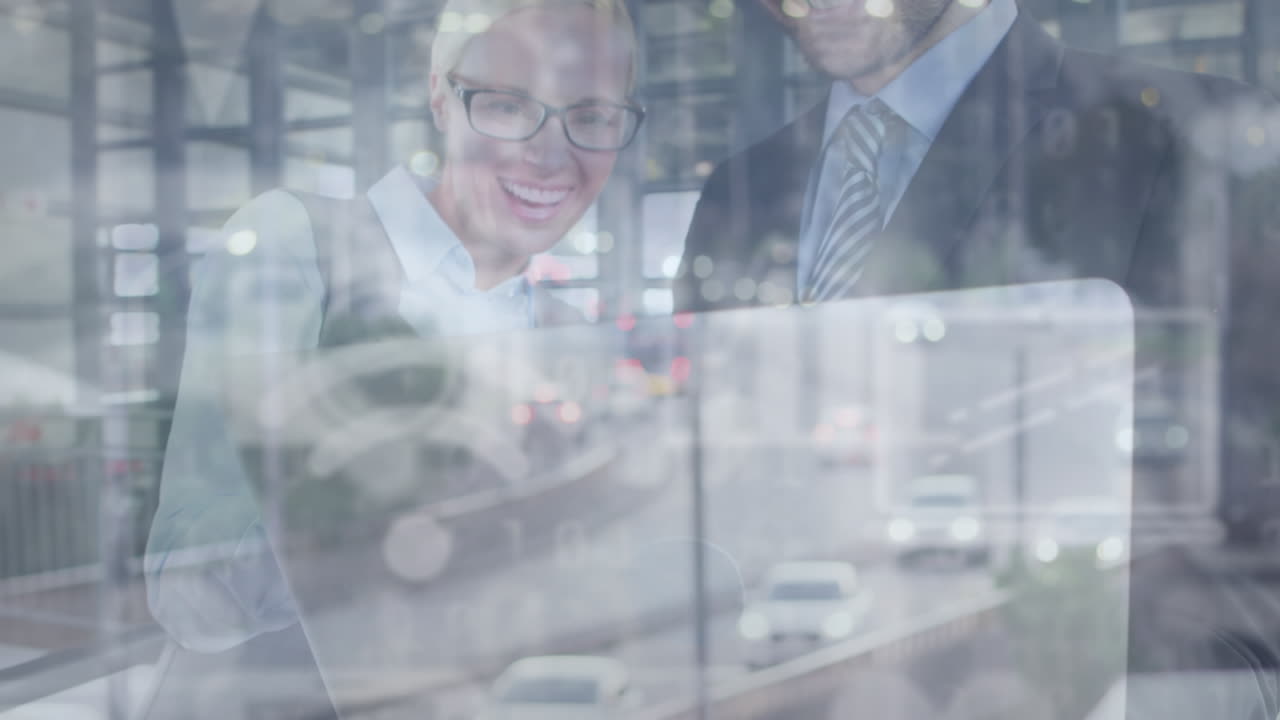 animación del procesamiento de datos y el paisaje urbano sobre los empresarios caucásicos en la oficina