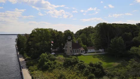 Faro-De-Río-Blanco-En-Michigan-Drone-Vuela-A-La-Vista