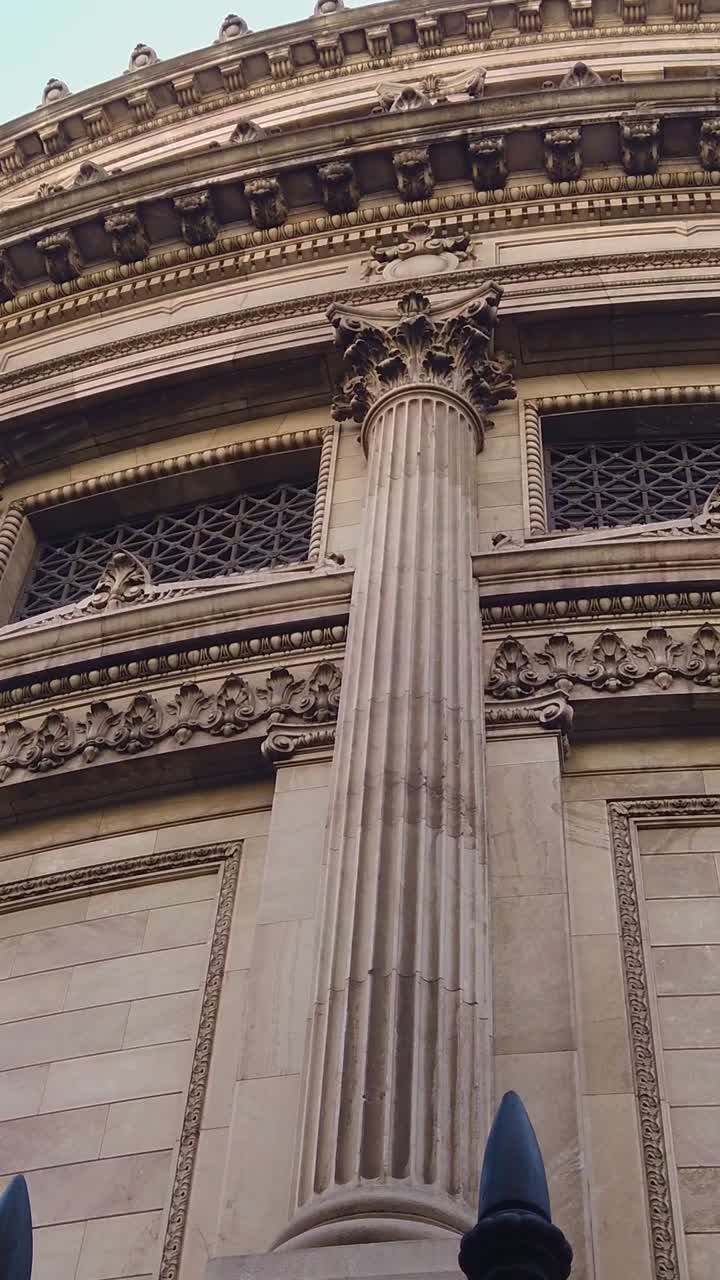 Dettagli inquadrati dal basso del Congresso, edificio di architettura neoclassica e storia politica a Buenos Aires, Argentina.