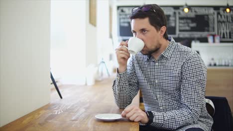 hombre bebiendo café en una cafetería