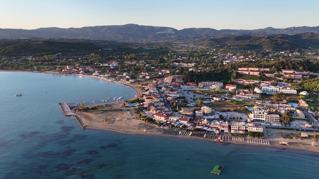 Vista aérea do resort de praia de Sidari e da costa na ilha de Corfu, Grécia, ao nascer do sol na hora dourada