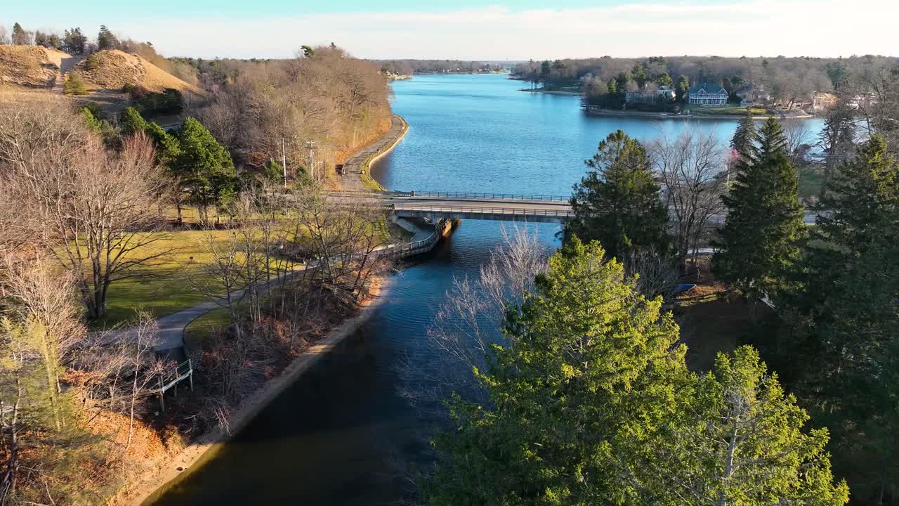 작은 하천 연안 에 있는 울창 한 나무 들 의 공중 풍경