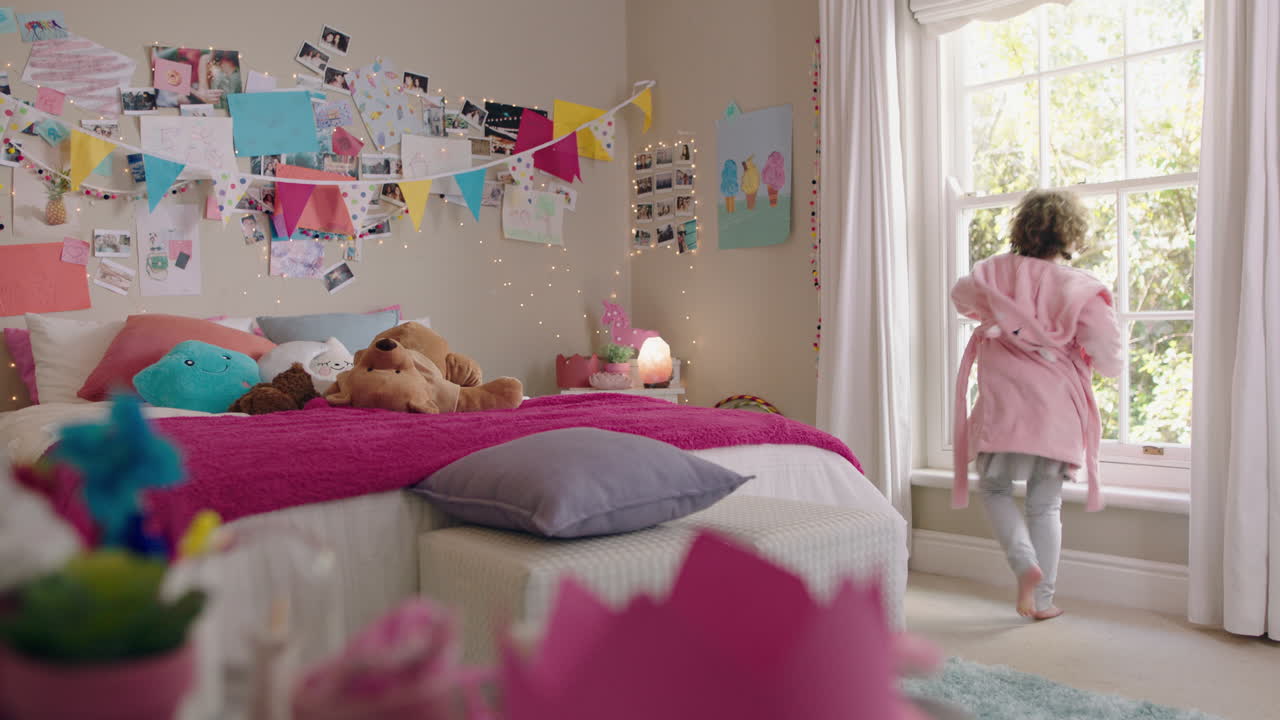 귀여운 작은 소녀가 침실에서 춤을 추고 재미를 즐기고 주말 아침을 집에서 재미있는 춤 동작을 하고 잠옷을 입고