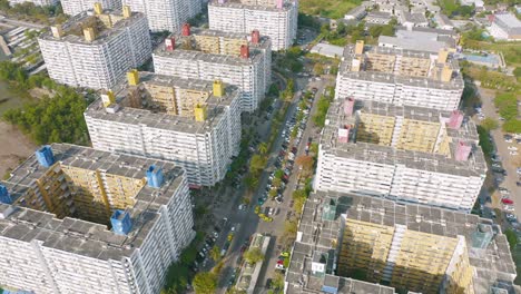 vista aérea de un apartamento o condominio residencial abarrotado, el horizonte del centro de bangkok, tailandia. centros del distrito financiero en la ciudad urbana inteligente de asia. rascacielos y edificios de gran altura.
