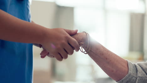 apoyo de la enfermera, tomándose de la mano