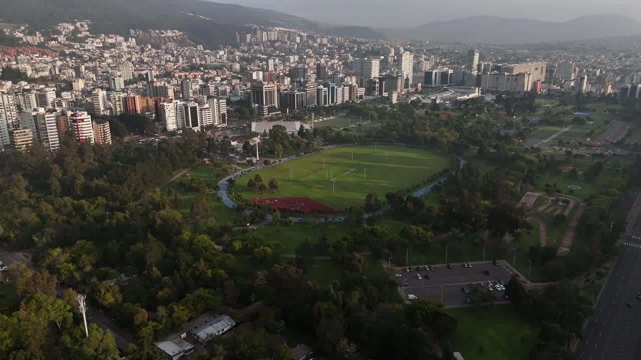 drone video vista aérea imágenes de quito amanecer temprano ciudad capital de ecuador la carolina parque tráfico catedral metropolitana de quito horizonte sudamericano