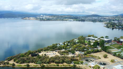 Drone-Aéreo-Sobre-El-Pintoresco-Río-Hobart-Derwent-Con-El-Museo-De-Arte-Mona,-4k-Tasmania