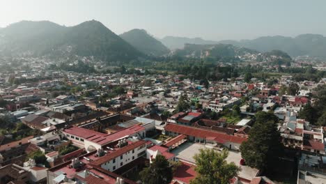 Casas-Residenciales-En-El-Pueblo-De-San-Cristóbal-De-Las-Casas-Con-Paisaje-Montañoso-En-Chiapas,-México