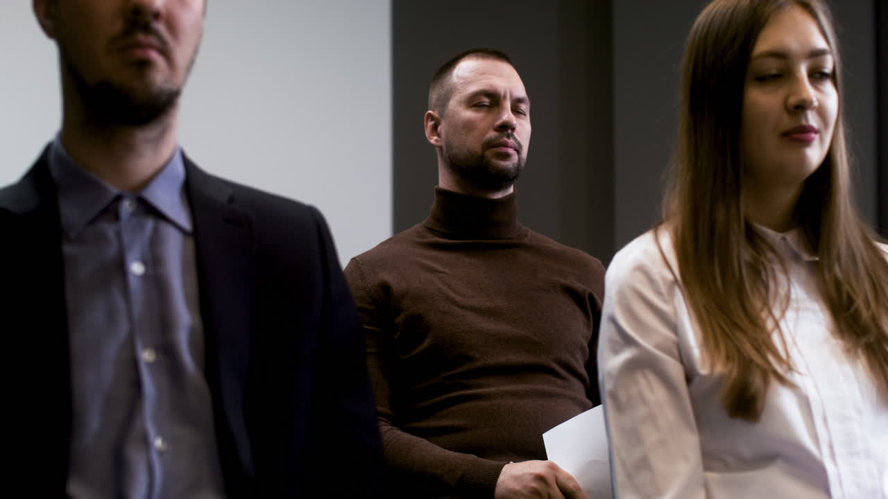 경매 세션에 있는 사람들