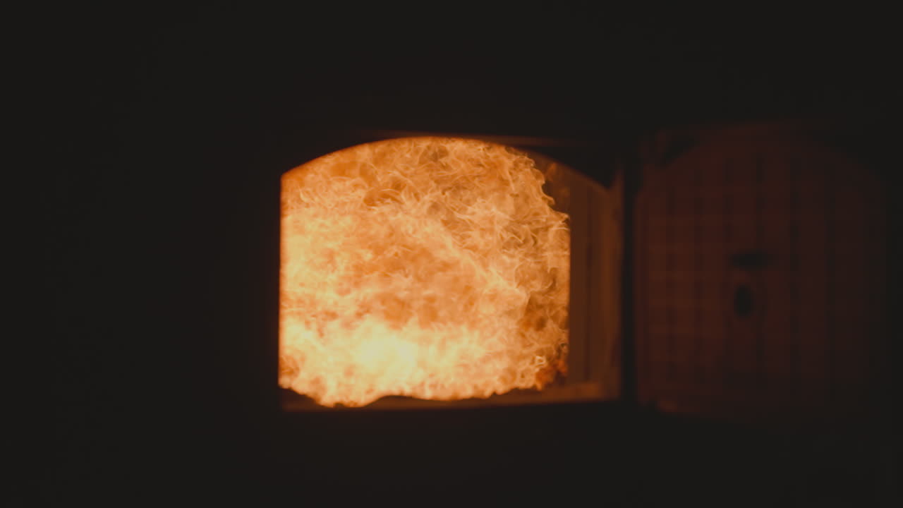 금속 녹이는 산업용 오븐에서 오렌지색 불꽃 혀