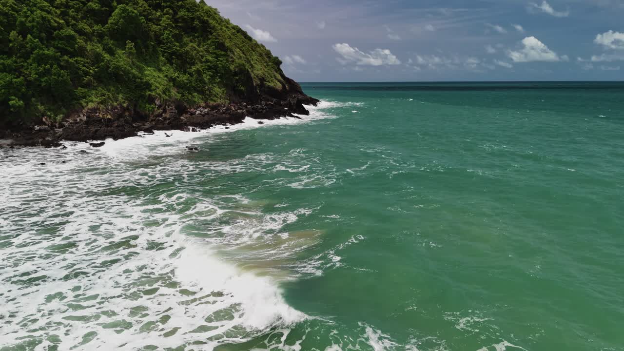 Vue aérienne paradisiaque d'une plage et de l'océan turquoise thaïlandais