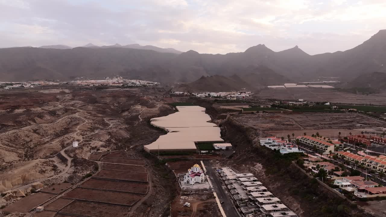 테네리페의 온실, 남쪽 해안선의 경치적인 아름다움에 대한 해가 뜨는 드론 뷰