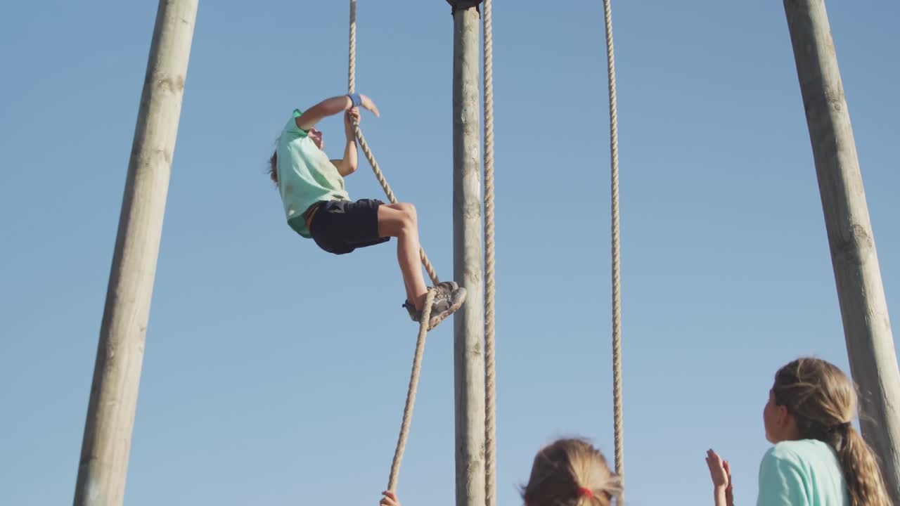 Ragazza caucasica che si allena al boot camp