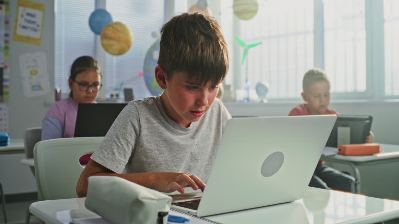 estudiantes usando computadoras portátiles en un aula