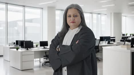 retrato de una abogada india de alto rango de pie con las manos cruzadas