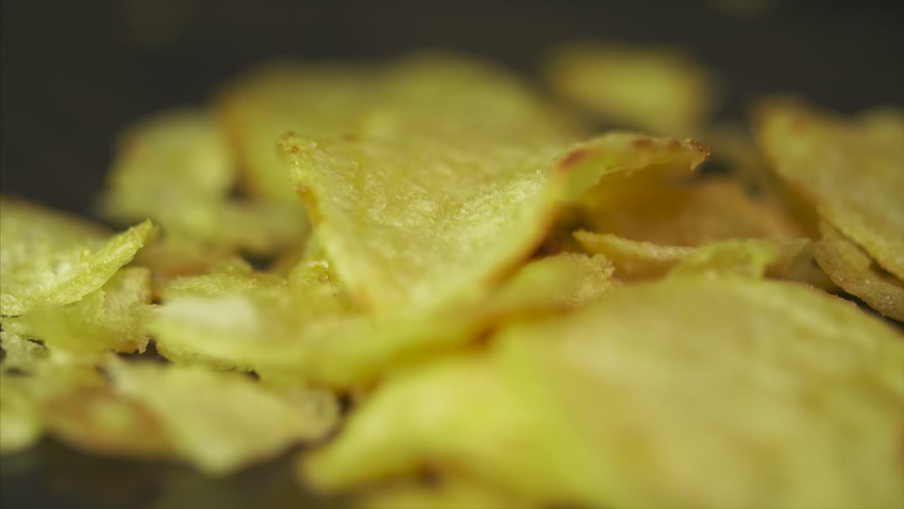 un montón de papas fritas crujientes