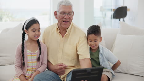 Abuelo,-Nietos-Y-Selfie-En-Tableta