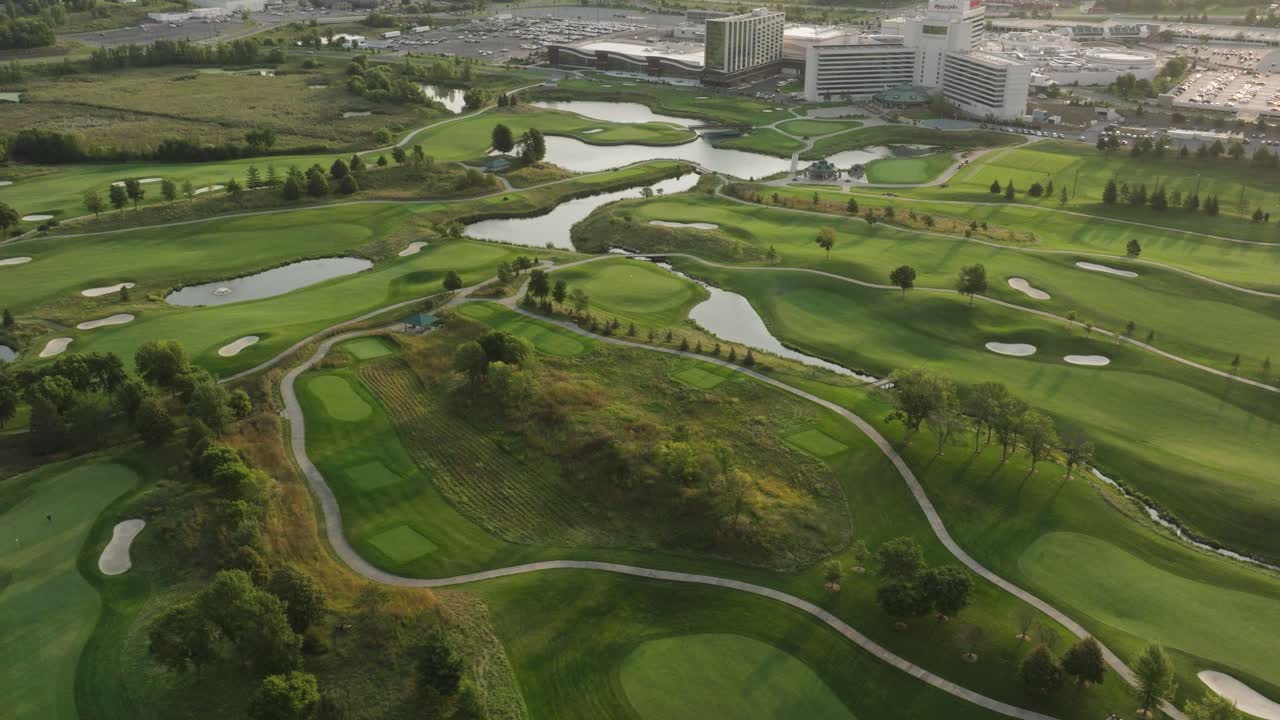시골 에 있는 긴 골프 코스 의 드론 으로 이동 하는 모습