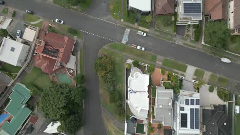 antena de arriba hacia abajo de propiedades residenciales tranquilas y casas adosadas intersecciones de calles