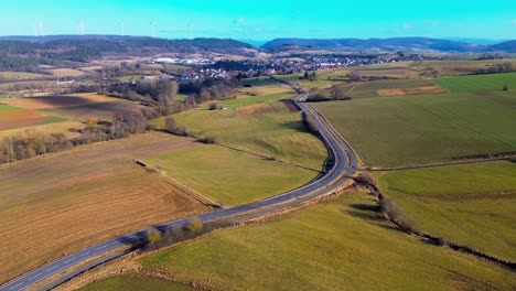vistas del campo: carreteras entrelazadas entre tierras de cultivo de patchwork