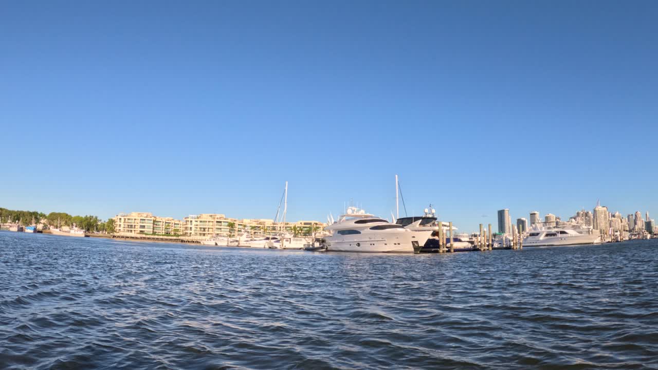 barco de crucero cerca del horizonte de la costa dorada