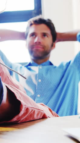 ejecutivo de negocios masculino reflexivo relajándose