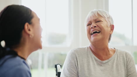 Krankenschwester,-ältere-Frau-Und-Lachen-Im-Rollstuhl