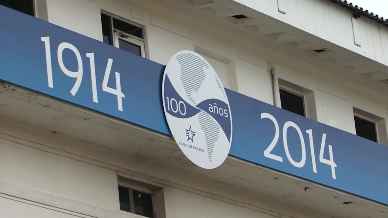 gatun은 파나마 운하 100주년 기념 교통 관제탑을 잠급니다.