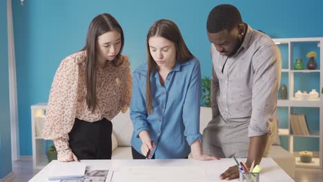 un grupo multiétnico de amigos está trabajando en el proyecto arquitectónico.