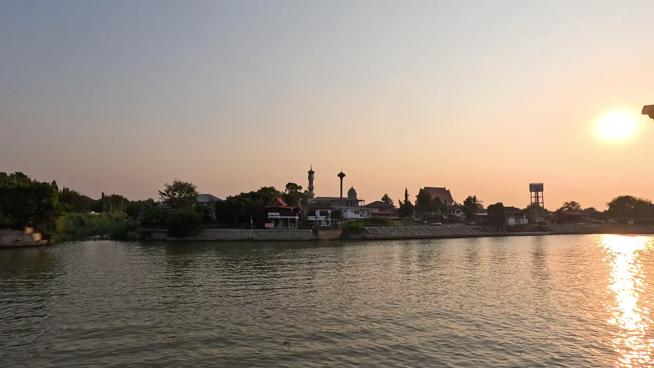 el lapso de tiempo de la puesta de sol por un río tranquilo
