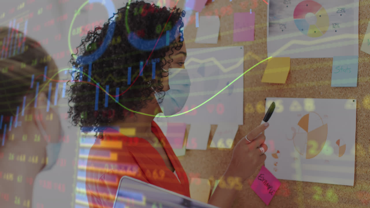 animación de la interfaz digital que muestra estadísticas con colegas en la oficina que usan máscaras faciales