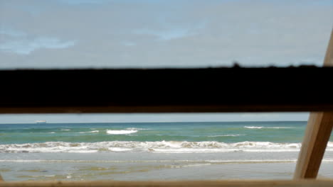 Silueta-De-Una-Escalera-De-Madera-En-Una-Playa-Australiana-Con-Cielo-Azul-Y-Agua-Del-Océano