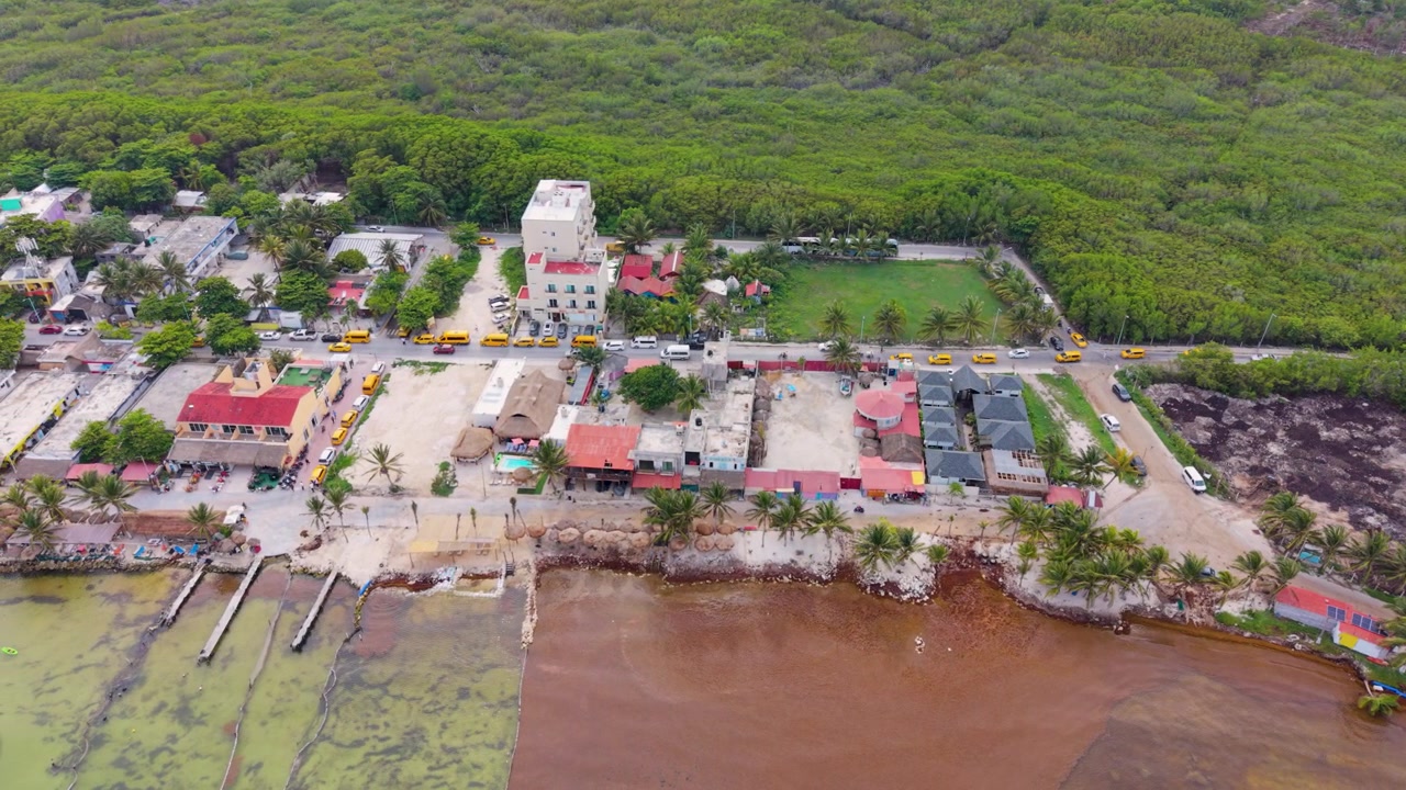 Vista aerea di tratti di spiaggia incontaminata a Mahahual con barriere protettive