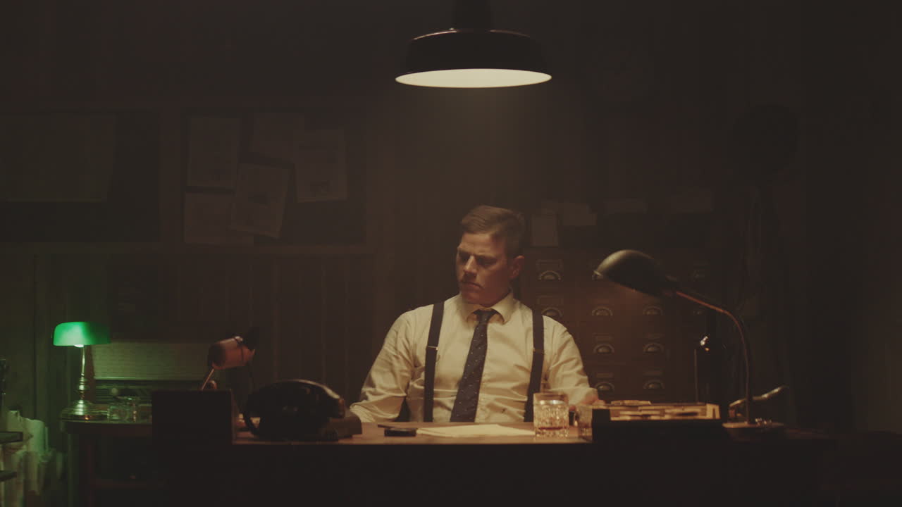 Detective anni '30 al lavoro
