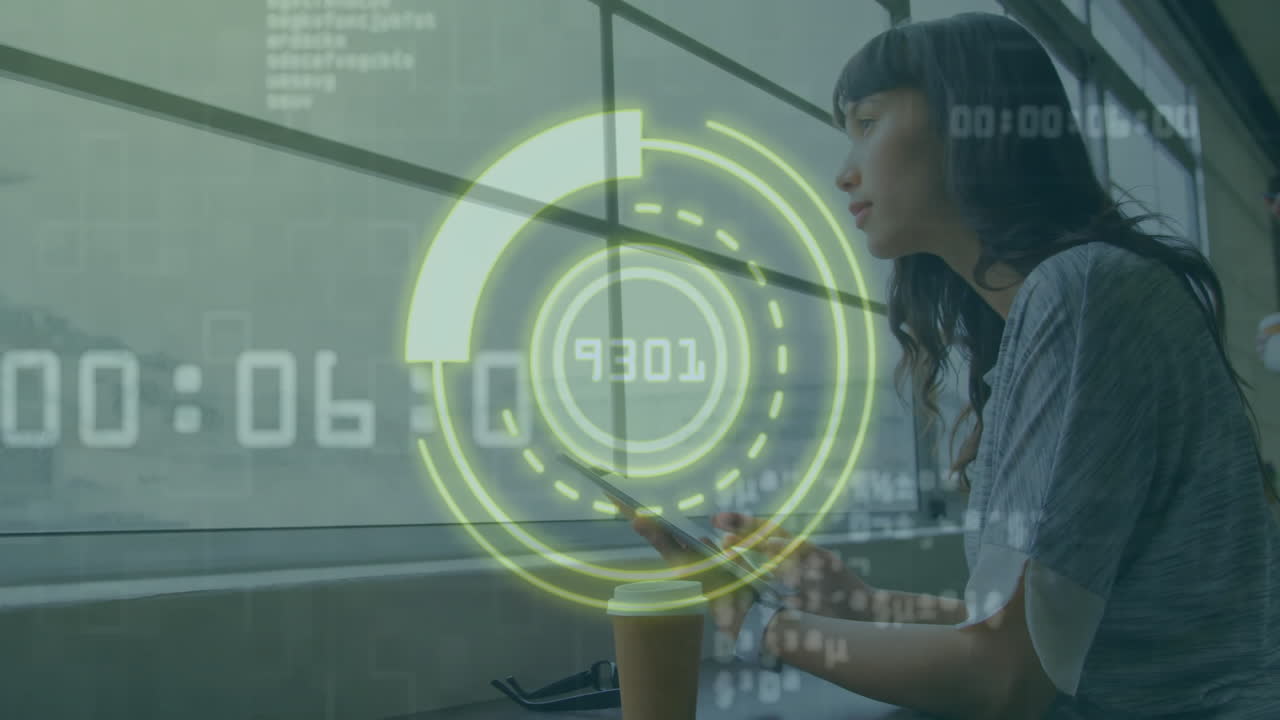 animación de procesamiento de datos y escaneo de alcance sobre mujer de negocios biracial usando teléfono inteligente.