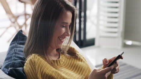 Eine-Junge-Frau-Benutzt-Ein-Smartphone-Auf-Dem-Sofa