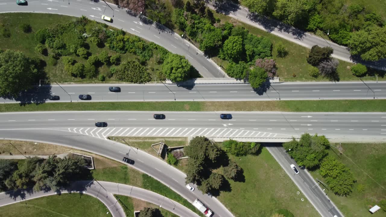 vista aérea desde un avión no tripulado a un cruce de carreteras en la ciudad
