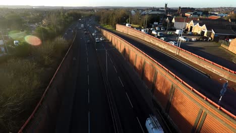 Schwenkansicht-Des-Verkehrs-Auf-Der-A50-Straße-Nach-Uttoxeter:-Fahrer,-Pendler-Und-Logistik-Lkw-Fahren-Auf-Einer-Der-Verkehrsreichsten-Straßen-Der-Stadt-Stoke-In-Trent-Auf-Und-Ab