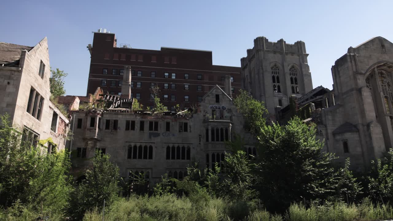 iglesia metodista de la ciudad histórica abandonada en gary, indiana con toma panorámica de video de cardán en el costado que se desplaza de izquierda a derecha
