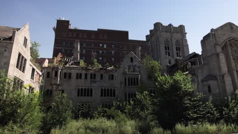 Iglesia-Metodista-De-La-Ciudad-Histórica-Abandonada-En-Gary,-Indiana-Con-Toma-Panorámica-De-Video-De-Cardán-En-El-Costado-Que-Se-Desplaza-De-Izquierda-A-Derecha