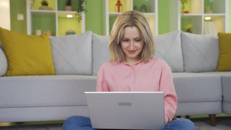 Junge-Frau-Arbeitet-Am-Laptop-Auf-Ihrem-Schoß.