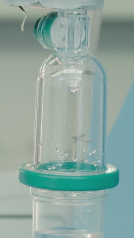 cámara de goteo con medicación transparente. equipo médico especializado para mantener la presión arterial del paciente durante la cirugía en la sala de operaciones