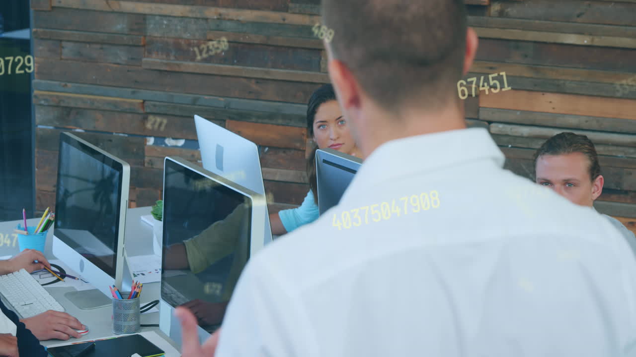 animación de números y procesamiento de datos sobre diversas personas de negocios en la oficina