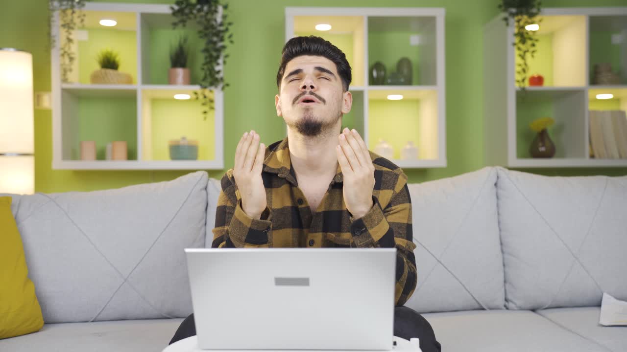 젊은 기업가가 사업을 하면서 기도하고 있습니다.